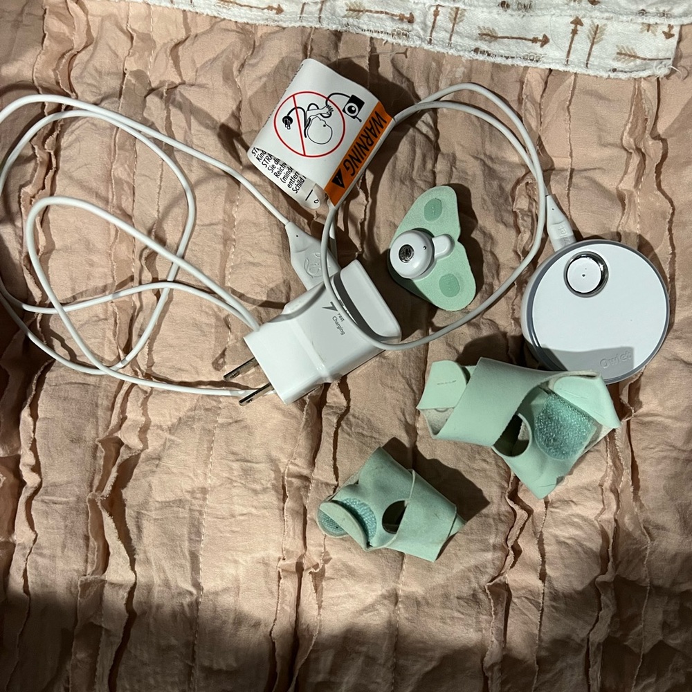 Owlet smart sock 3 unit with 2 socks.